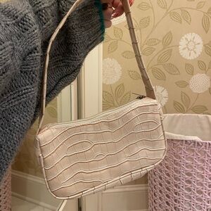Cream Crocodile-Embossed Shoulder  baguette Bag